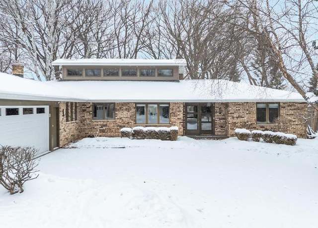 Property at 2900 Crestview Dr, Appleton, WI 54915, 3 beds, 2 baths