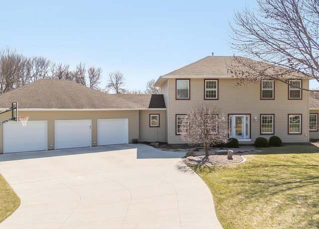 Property at 1975 Oakview Dr, Neenah, WI 54956, 5 beds, 3.5 baths