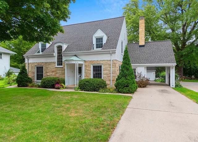 Property at 1015 S Webster Ave, Green Bay, WI 54301, 4 beds, 1.5 baths