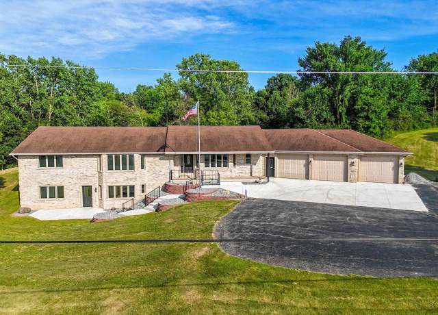 Property at 75 Washington St, Wrightstown, WI 54180, 6 beds, 5.5 baths