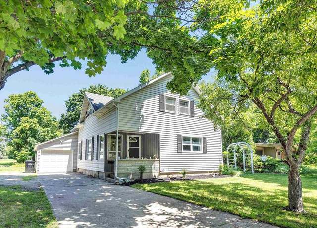 Property at 1112 Michigan St, Sturgeon Bay, WI 54235, 6 beds, 2 baths
