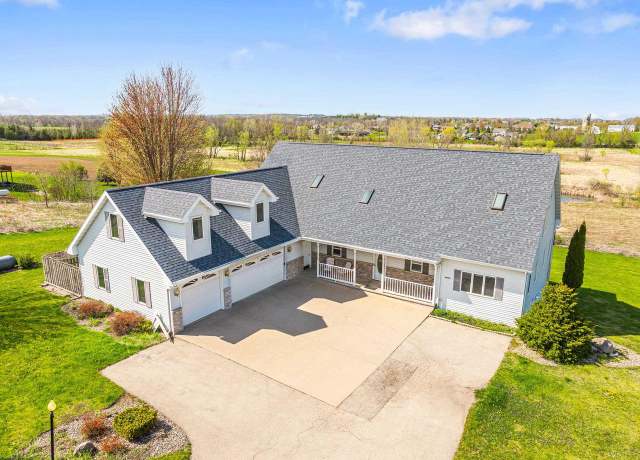 Property at W8924 Spring Rd, Hortonville, WI 54944, 4 beds, 3.5 baths
