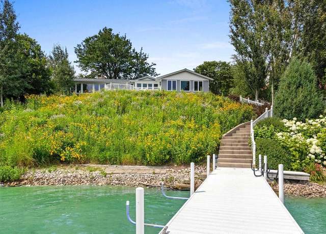 Property at 2057 Lost Dauphin Rd, De Pere, WI 54115, 4 beds, 3 baths