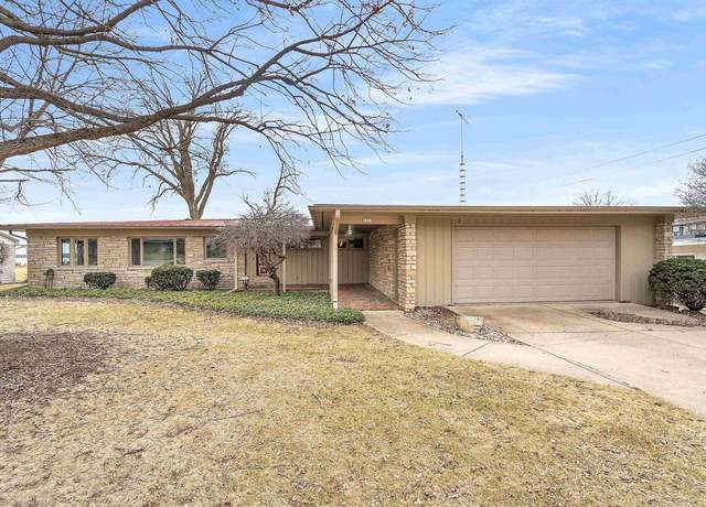 Property at 1015 Bay Shore Dr, Oshkosh, WI 54901, 3 beds, 2 baths
