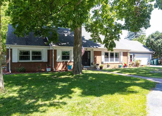 Property at 1808 S Bluemound Dr, Appleton, WI 54914, 4 beds, 3.5 baths