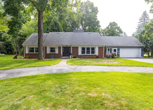 Property at 1808 S Bluemound Dr, Appleton, WI 54914, 4 beds, 3.5 baths