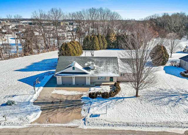 Property at 910 Pelican Dr, Pulaski, WI 54162, 3 beds, 3 baths