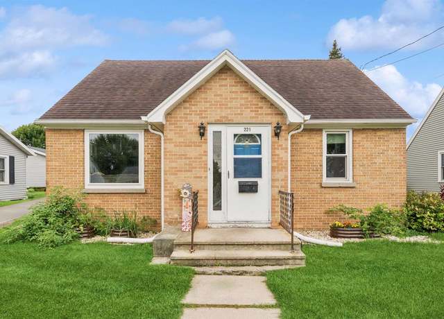 Property at 221 E Brooklyn St, Chilton, WI 53014, 4 beds, 1 bath