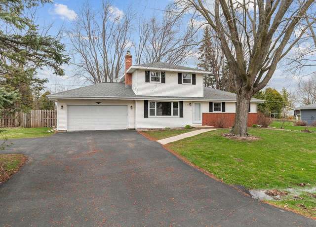 Property at W6166 Colonial Dr, Appleton, WI 54914, 4 beds, 2 baths