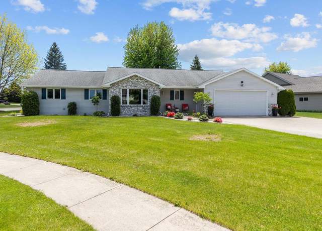 Property at 107 Bentwood Dr, Brillion, WI 54110, 3 beds, 2.5 baths