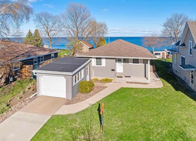 Property at 90 Lake St, Oshkosh, WI 54901, 3 beds, 1.5 baths
