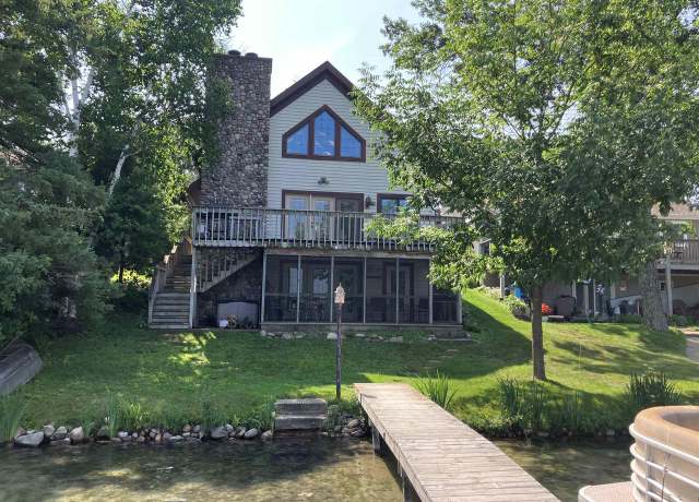 Property at E1402 Grandview Rd, Waupaca, WI 54981, 4 beds, 2 baths