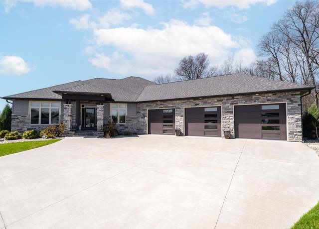 Property at 900 Woodcrest Heights Dr, Menasha, WI 54952, 6 beds, 4 baths