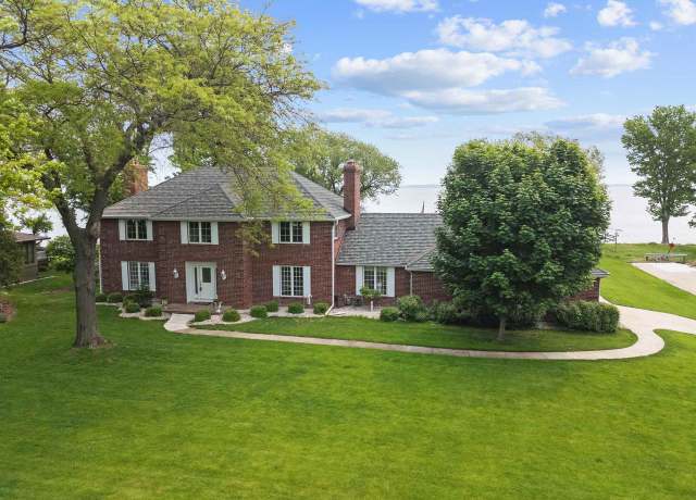 Property at 1370 Rahr Ave, Oshkosh, WI 54901, 4 beds, 3 baths