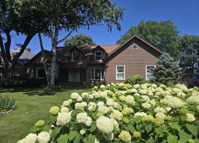Property at 2015 Hickory Ln, Oshkosh, WI 54901, 3 beds, 2.5 baths