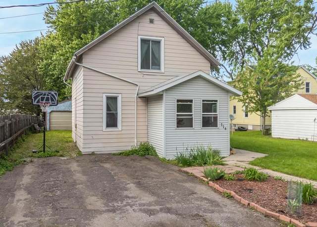 Property at 114 Baldwin Ave, Oshkosh, WI 54901, 3 beds, 1 bath