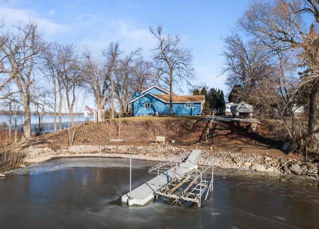 Property at 1096 Lakeshore Dr, Menasha, WI 54952, 3 beds, 2.5 baths