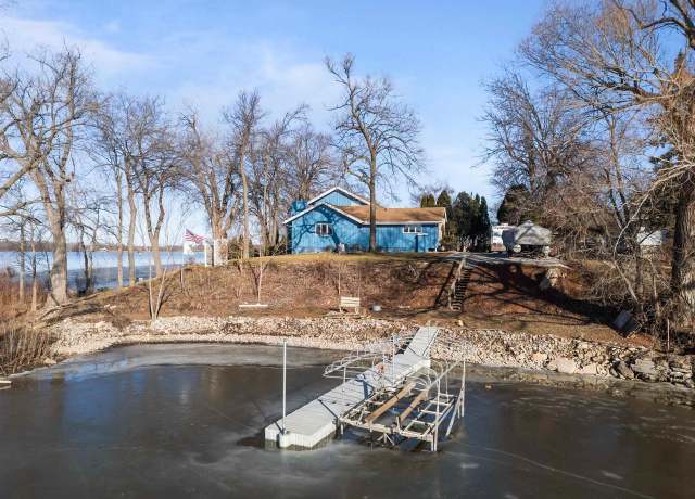 Property at 1096 Lakeshore Dr, Menasha, WI 54952, 3 beds, 2.5 baths