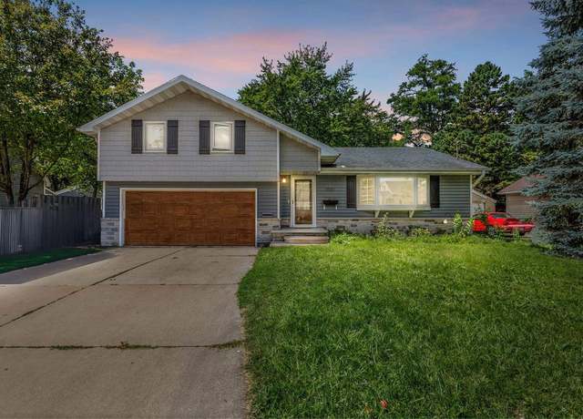Property at 1201 N Owaissa St, Appleton, WI 54911, 4 beds, 2 baths