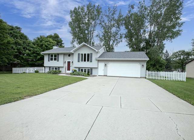 Property at 324 Nancy Ln, Pulaski, WI 54162, 3 beds, 2 baths