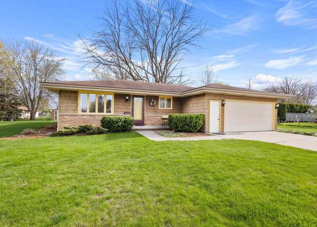 Property at 9 Eastfield Ct, Appleton, WI 54915, 3 beds, 2 baths