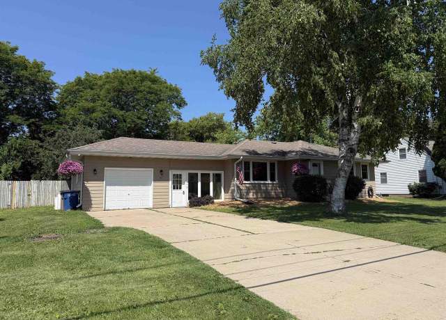 Property at 151 S Oakwood Rd, Oshkosh, WI 54904, 3 beds, 2 baths