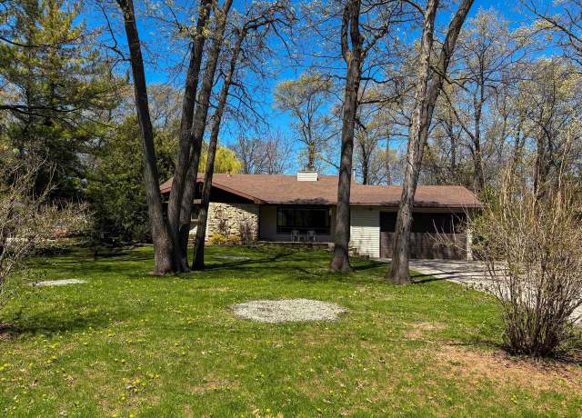 Property at 2900 Manor Dr, Oshkosh, WI 54904, 4 beds, 2 baths