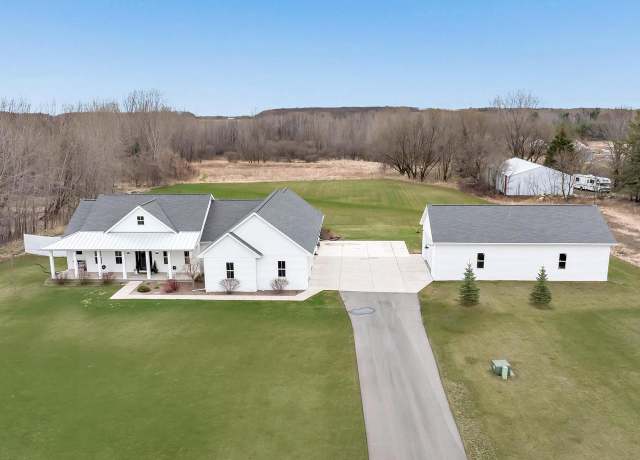 Property at 2516 Sunny Brook Dr, Green Bay, WI 54313, 5 beds, 3.5 baths