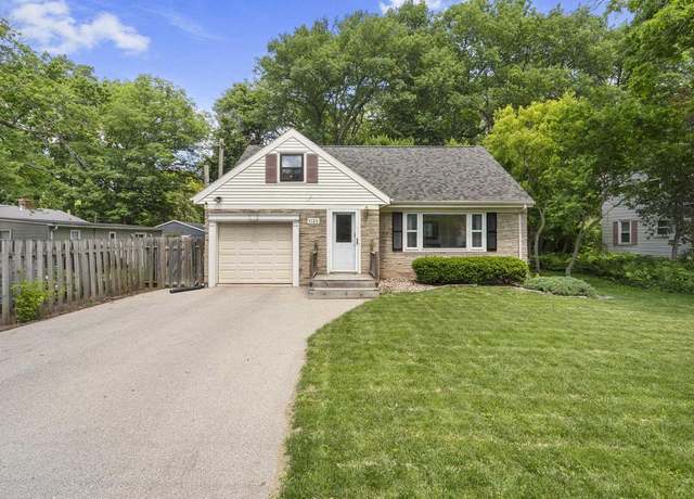 Property at 1120 Red Oak Ln, Appleton, WI 54915, 3 beds, 2 baths