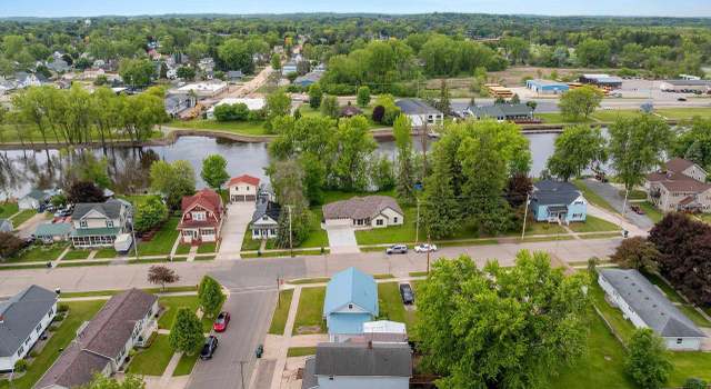 Photo of 803 W North Water St, New London, WI 54961