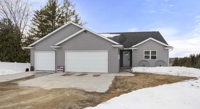 Photo of 411 Rustic View Ct, Hortonville, WI 54944