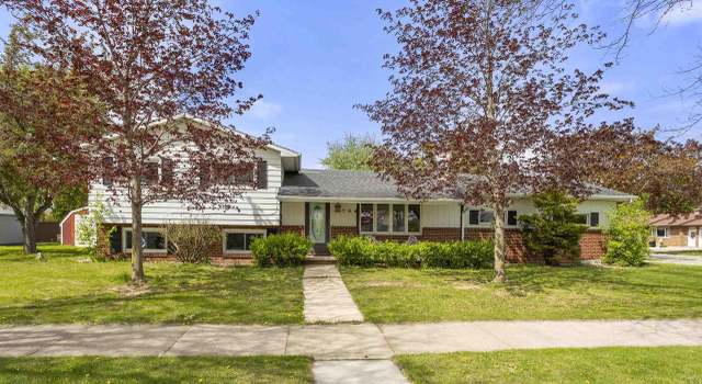 Photo of 704 E Greenfield Dr, Little Chute, WI 54140
