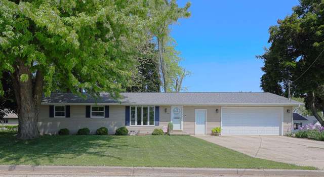 Photo of 910 Park St, Wrightstown, WI 54180