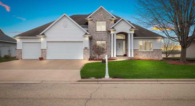 Photo of 1221 Nature Trail Dr, Neenah, WI 54956