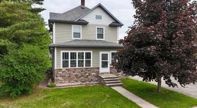 Photo of 221 E 5th St, Shawano, WI 54166