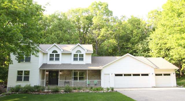 Photo of E2200 Woodridge Dr, Waupaca, WI 54981