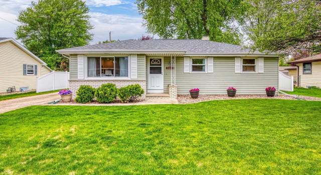 Photo of 1041 Honeysuckle Ln, Neenah, WI 54956