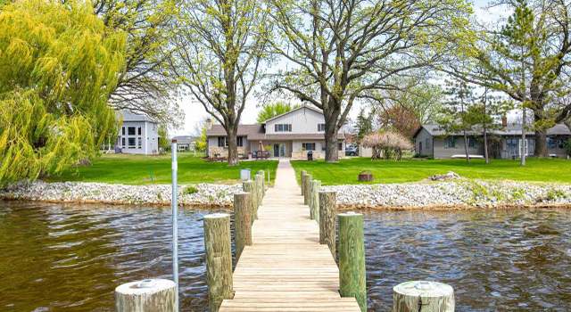Photo of 2525 Edgewood Ln, Oshkosh, WI 54904