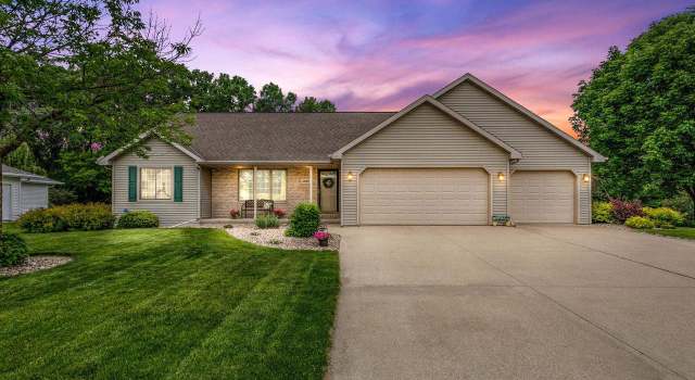 Photo of 1680 Elk Trail Dr, Neenah, WI 54956