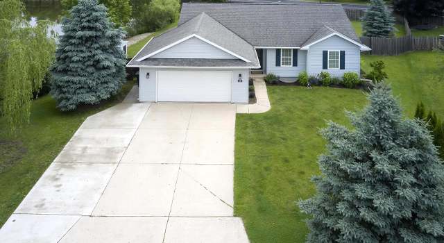 Photo of 1567 Meadow Heights Cir, Neenah, WI 54956