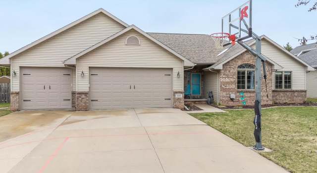 Photo of 105 Edgewood Ln, Combined Locks, WI 54113