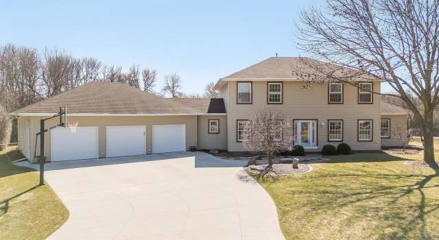Photo of 1975 Oakview Dr, Neenah, WI 54956