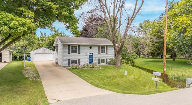 Photo of 1358 Glenview Dr, Neenah, WI 54956