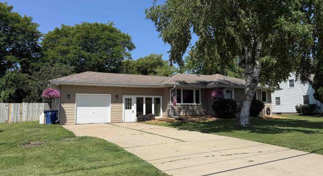 Photo of 151 S Oakwood Rd, Oshkosh, WI 54904