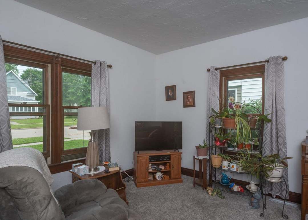 317 N Oxford St, Wautoma, WI 54982