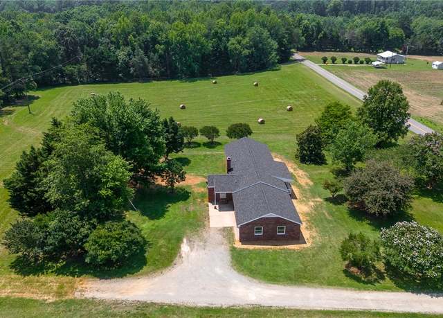 Property at 19641 Irish Ct, Jetersville, VA 23083, 4 beds, 2 baths