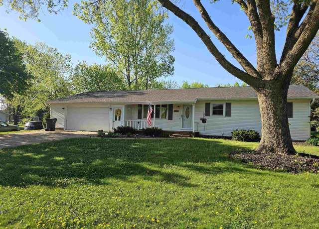 Property at 1100 W 17th St, Marshfield, WI 54449, 3 beds, 1.5 baths
