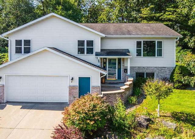 Property at 1618 E Bos Creek Dr, Wausau, WI 54401, 4 beds, 2.5 baths