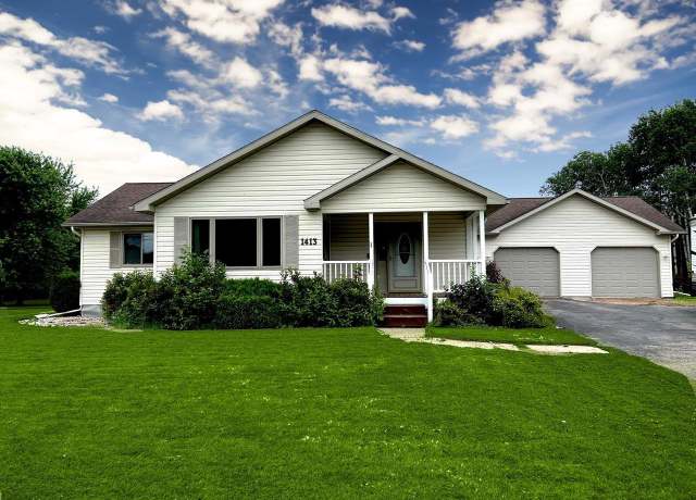 Property at 1413 S Washington Ave, Marshfield, WI 54449, 3 beds, 2 baths