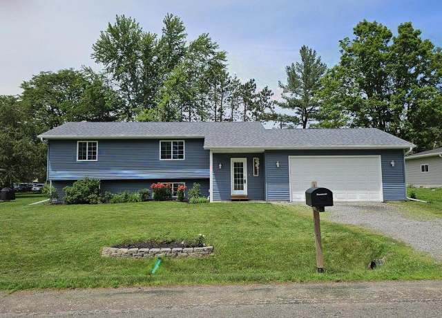 Property at 1209 E 15th St, Marshfield, WI 54449, 3 beds, 2 baths